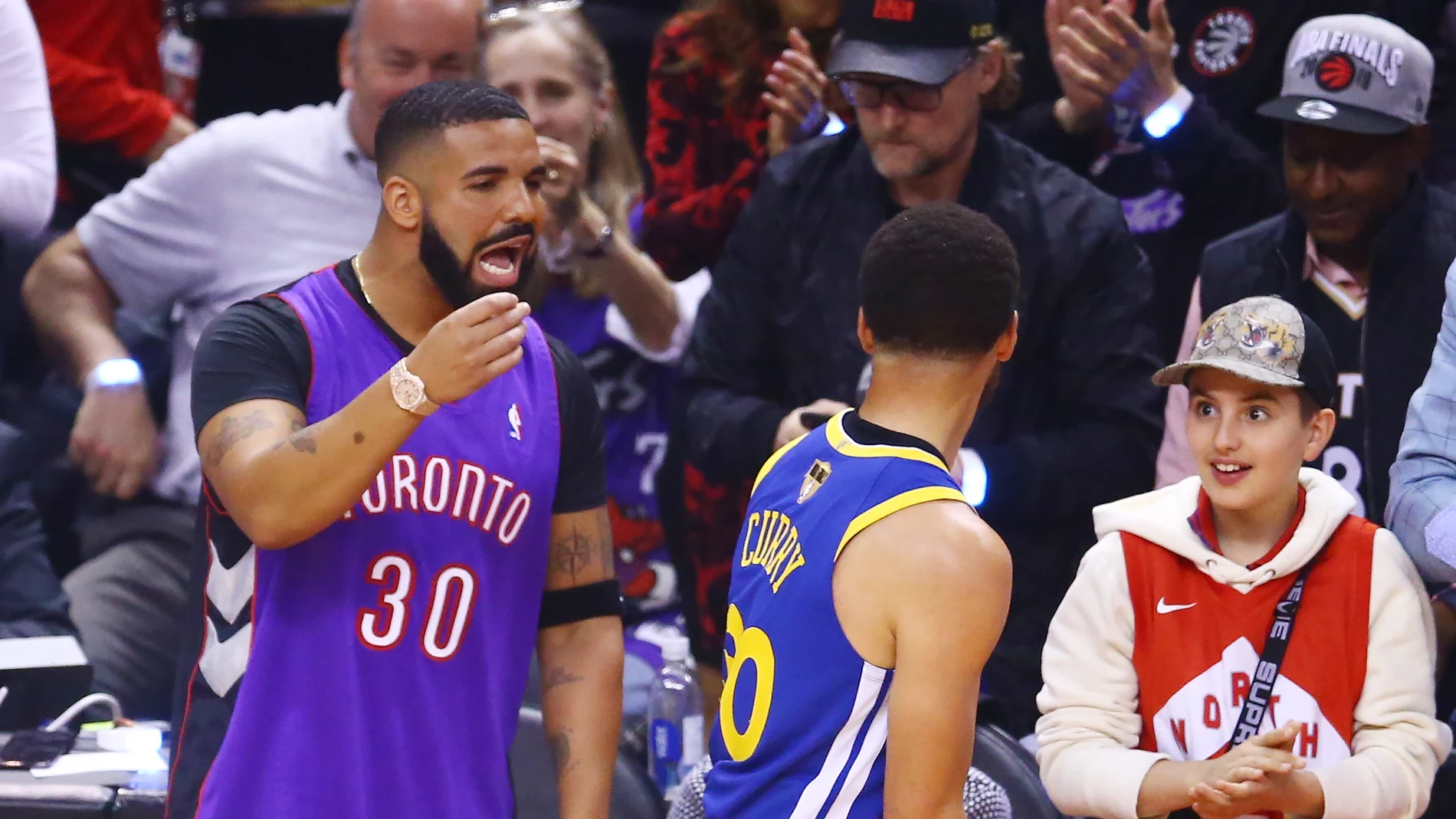 Drake increpa a Curry durante las Finales Drake increpa a Curry durante las Finales