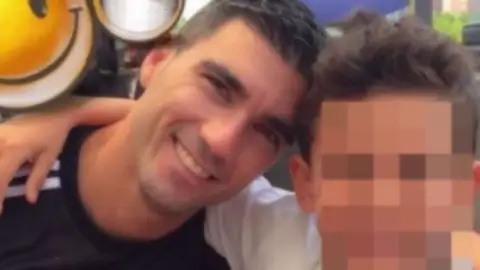 El mensaje del hijo de José Antonio Reyes tras la muerte del futbolista: "Este es el úlimo momento que pasamos juntos" El mensaje del hijo de José Antonio Reyes tras la muerte del futbolista: "Este es el úlimo momento que pasamos juntos"