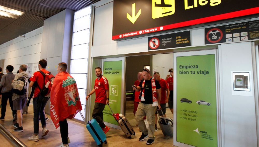 Aficionados ingleses a su llegada al aeropuerto de Madrid-Barajas