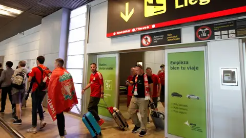 Aficionados ingleses a su llegada al aeropuerto de Madrid-Barajas Aficionados ingleses a su llegada al aeropuerto de Madrid-Barajas