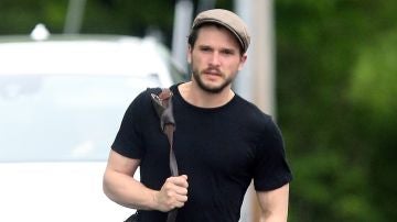 Kit Harington a su salida de la clínica de rehabilitación