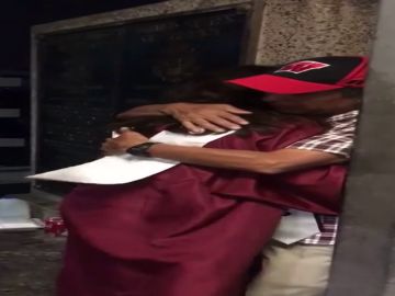 Una joven se grad&uacute;a y va hasta la frontera para abrazar a su padre deportado