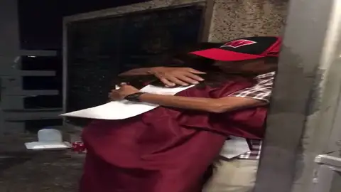 Una joven se gradúa y va hasta la frontera para abrazar a su padre deportado Una joven se gradúa y va hasta la frontera para abrazar a su padre deportado