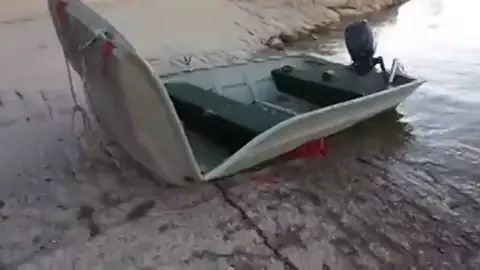 Buscan los cuerpos de dos pescadores alemanes cuya barca volcó en el embalse de Mequinenza Buscan los cuerpos de dos pescadores alemanes cuya barca volcó en el embalse de Mequinenza