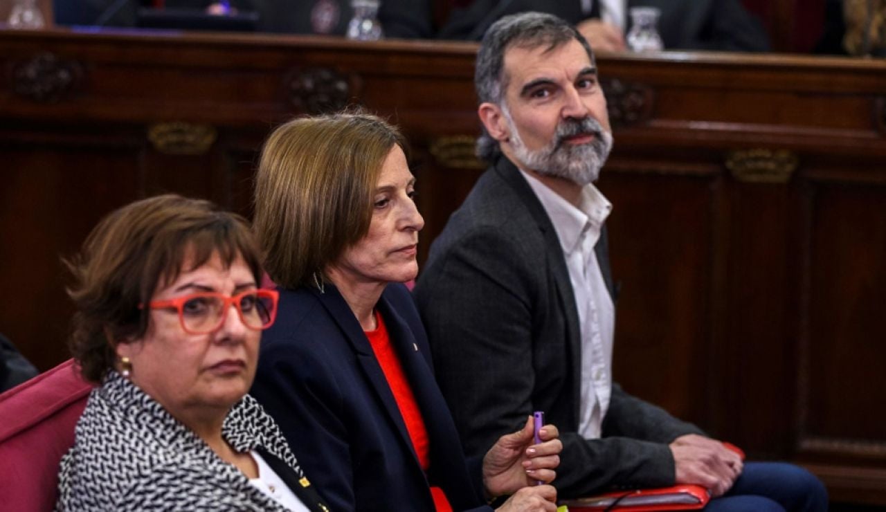 El presidente de Òmnium Cultural, Jordi Cuixart, con la exconsejera de Trabajo, Dolor Bassa y la expresidenta del Parlament, Carme Forcadell durante una sesión del juicio del 'proces' El presidente de Òmnium Cultural, Jordi Cuixart, con la exconsejera de Trabajo, Dolor Bassa y la expresidenta del Parlament, Carme Forcadell durante una sesión del juicio del 'proces'