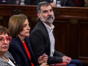 El presidente de Òmnium Cultural, Jordi Cuixart, con la exconsejera de Trabajo, Dolor Bassa y la expresidenta del Parlament, Carme Forcadell durante una sesión del juicio del 'proces'