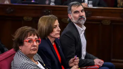 El presidente de Òmnium Cultural, Jordi Cuixart, con la exconsejera de Trabajo, Dolor Bassa y la expresidenta del Parlament, Carme Forcadell durante una sesión del juicio del 'proces' El presidente de Òmnium Cultural, Jordi Cuixart, con la exconsejera de Trabajo, Dolor Bassa y la expresidenta del Parlament, Carme Forcadell durante una sesión del juicio del 'procés'.