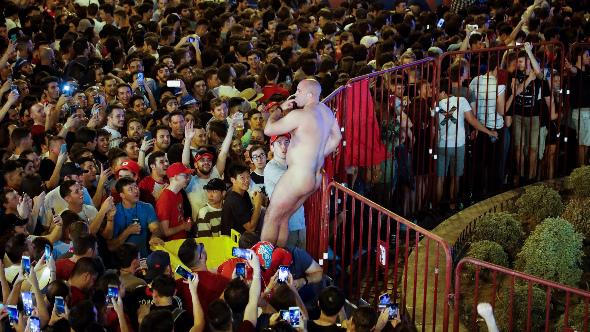 Un aficionado inglés durante el concierto de Dimitri Vegas y Like Mike esta noche en la Puerta del Sol, en Madrid, en la víspera de la final de la Liga de Campeones que disputarán Liverpool y Tottenham en la capital. Un aficionado inglés durante el concierto de Dimitri Vegas y Like Mike esta noche en la Puerta del Sol, en Madrid, en la víspera de la final de la Liga de Campeones que disputarán Liverpool y Tottenham en la capital.