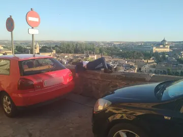 El hombre dormido en un muro de Toledo El hombre dormido en un muro de Toledo