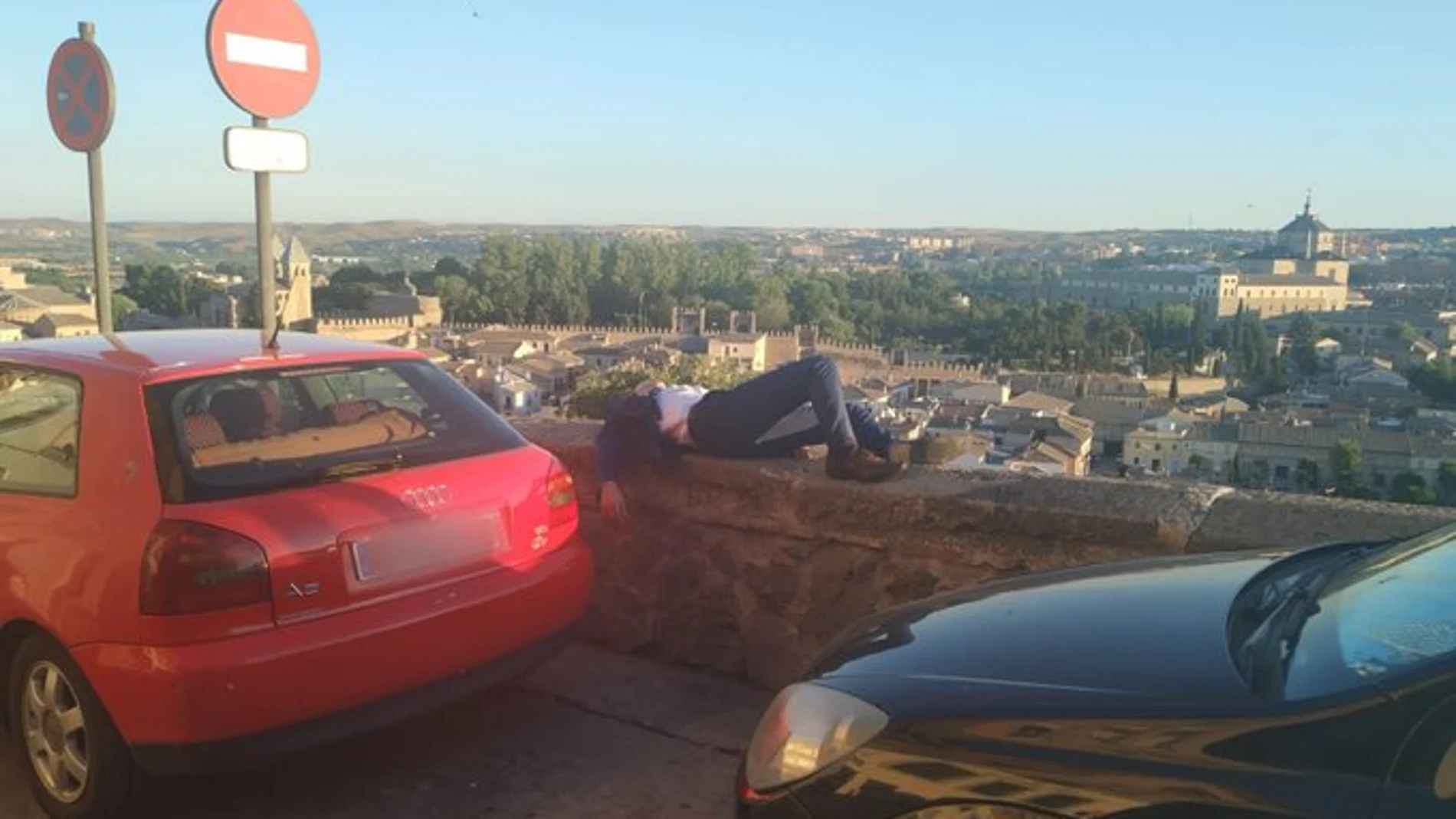El hombre dormido en un muro de Toledo El hombre dormido en un muro de Toledo