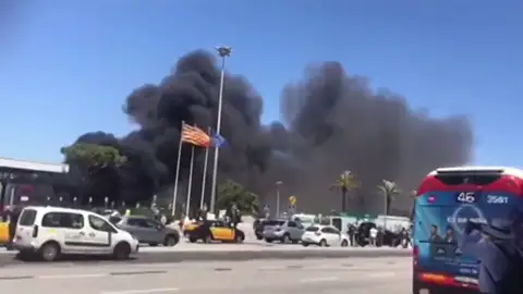 Impresionante incendio en la T2 de Barcelona Impresionante incendio en la T2 de Barcelona