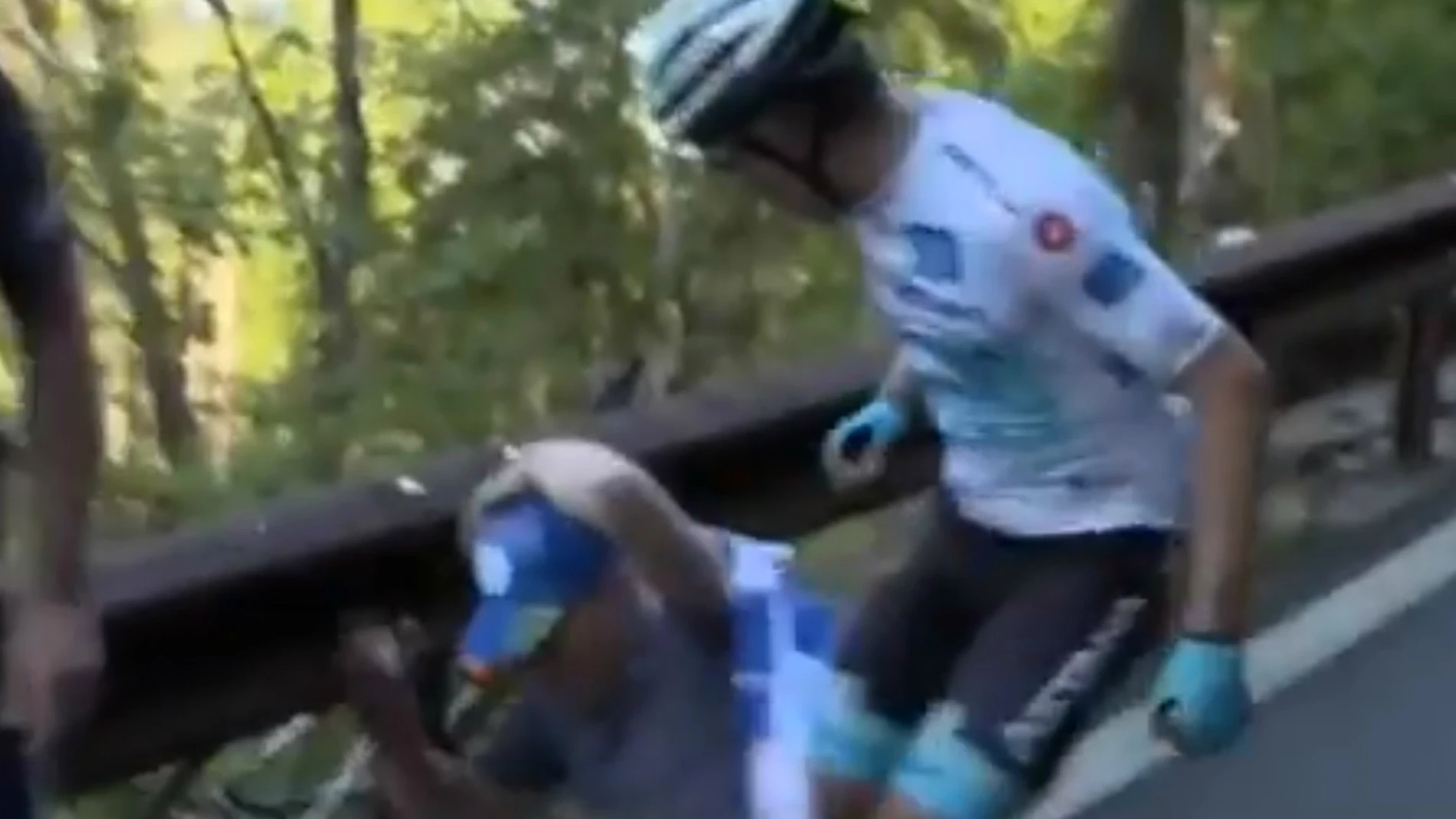 'Superman' López golpea a un aficionado 'Superman' López golpea a un aficionado