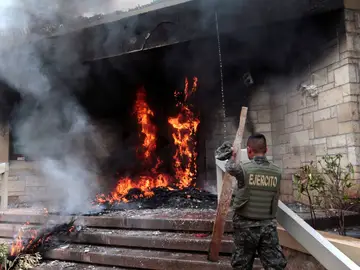 Queman la puerta de la Embajada de Estados Unidos en Honduras Queman la puerta de la Embajada de Estados Unidos en Honduras