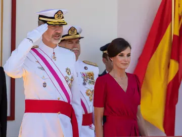 Los Reyes presiden el desfile del Día de las Fuerzas Armadas en Sevilla Los Reyes presiden el desfile del Día de las Fuerzas Armadas en Sevilla