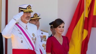 El gesto del Rey Felipe VI al ver la bandera de España mal colocada en el desfile del Día de las Fuerzas Armadas
