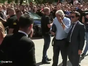 El padre de Reyes, destrozado a su llegada al Sánchez-Pizjuán para la capilla ardiente de su hijo El padre de Reyes, destrozado a su llegada al Sánchez-Pizjuán para la capilla ardiente de su hijo