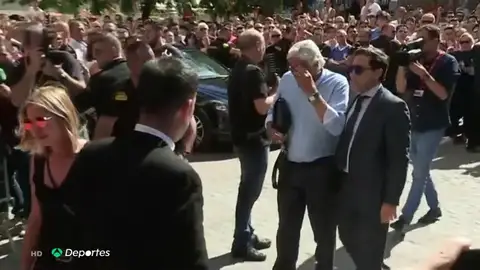 El padre de Reyes, destrozado a su llegada al Sánchez-Pizjuán para la capilla ardiente de su hijo El padre de Reyes, destrozado a su llegada al Sánchez-Pizjuán para la capilla ardiente de su hijo