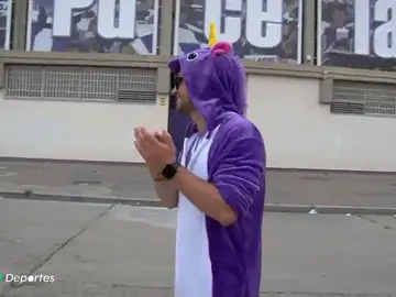 Un peñista del Valladolid fue andando los 41 kilómetros de Íscar a Zorrilla vestido de unicornio... por una apuesta Un peñista del Valladolid fue andando los 41 kilómetros de Íscar a Zorrilla vestido de unicornio... por una apuesta