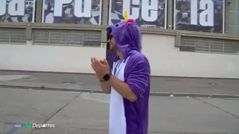 Un peñista del Valladolid fue andando los 41 kilómetros de Íscar a Zorrilla vestido de unicornio... por una apuesta Un peñista del Valladolid fue andando los 41 kilómetros de Íscar a Zorrilla vestido de unicornio... por una apuesta