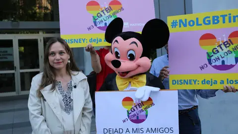 Inmaculada Fernández, de HazteOír, presentando firmas contra el desfile del orgullo gay en Disneyland Inmaculada Fernández, de HazteOír, presentando firmas contra el desfile del orgullo gay en Disneyland