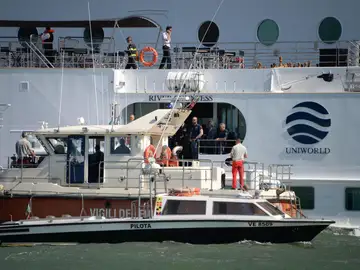 Rescate de los pasajeros del crucero accidentado en Venecia Rescate de los pasajeros del crucero accidentado en Venecia