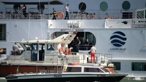 Rescate de los pasajeros del crucero accidentado en Venecia Rescate de los pasajeros del crucero accidentado en Venecia