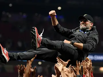 Klopp, manteado por los suyos Klopp, manteado por los suyos