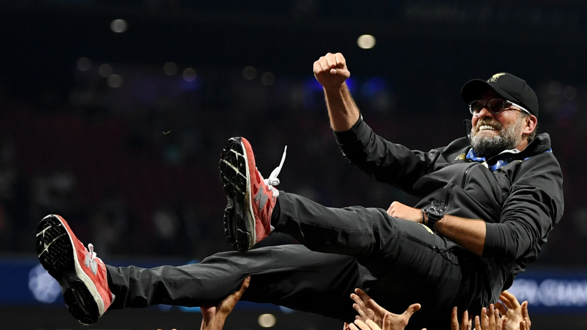 Klopp, manteado por los suyos Klopp, manteado por los suyos