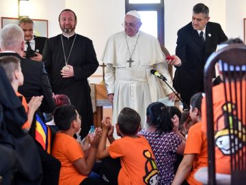 El papa Francisco acaba su viaje pastoral a Rumanía con una visita al barrio Barbu Lautaru de Blaj