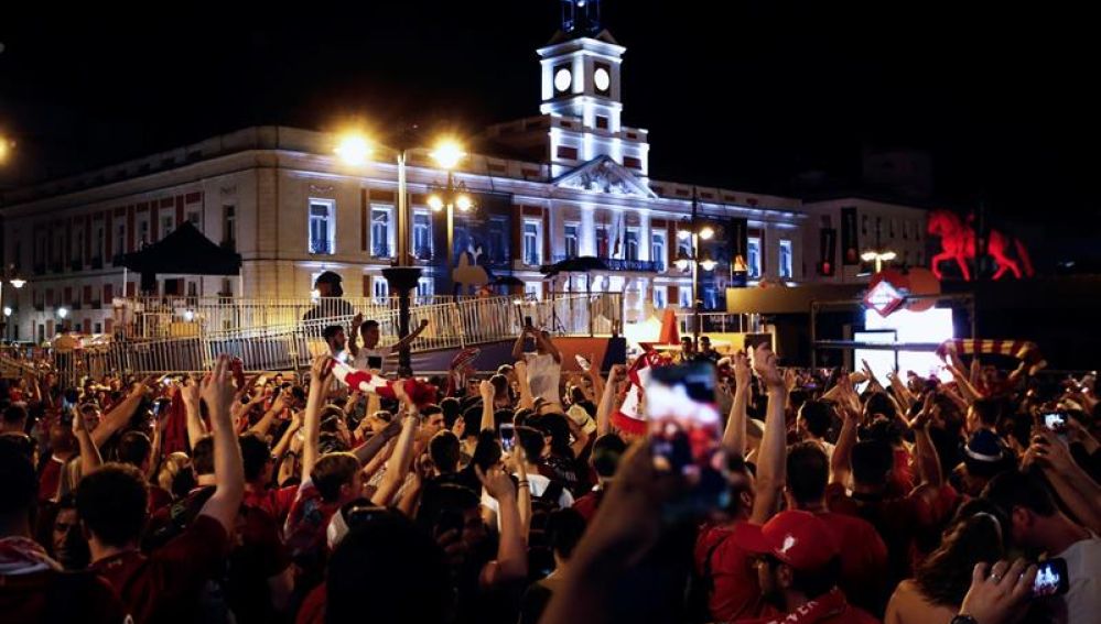  Hinchas del Liverpool celebran en la Puerta del Sol, en Madrid