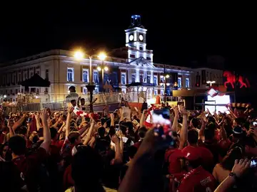 Hinchas del Liverpool celebran en la Puerta del Sol, en Madrid Hinchas del Liverpool celebran en la Puerta del Sol, en Madrid