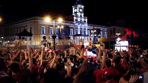 Hinchas del Liverpool celebran en la Puerta del Sol, en Madrid Hinchas del Liverpool celebran en la Puerta del Sol, en Madrid
