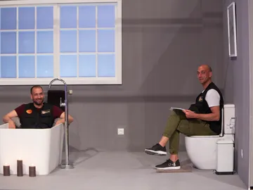 La vena cómica de los gemelos y la felicidad de Las Nastis con su baño, en el making of del quinto programa de 'Masters de la reforma' La vena cómica de los gemelos y la felicidad de Las Nastis con su baño, en el making of del quinto programa de 'Masters de la reforma'