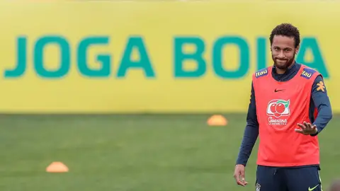 Neymar en un entrenamiento con Brasil Neymar en un entrenamiento con Brasil