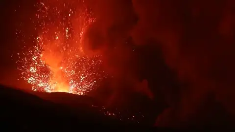 Espectaculares imágenes del volcán Etna que ha vuelto a entrar en erupción Espectaculares imágenes del volcán Etna que ha vuelto a entrar en erupción