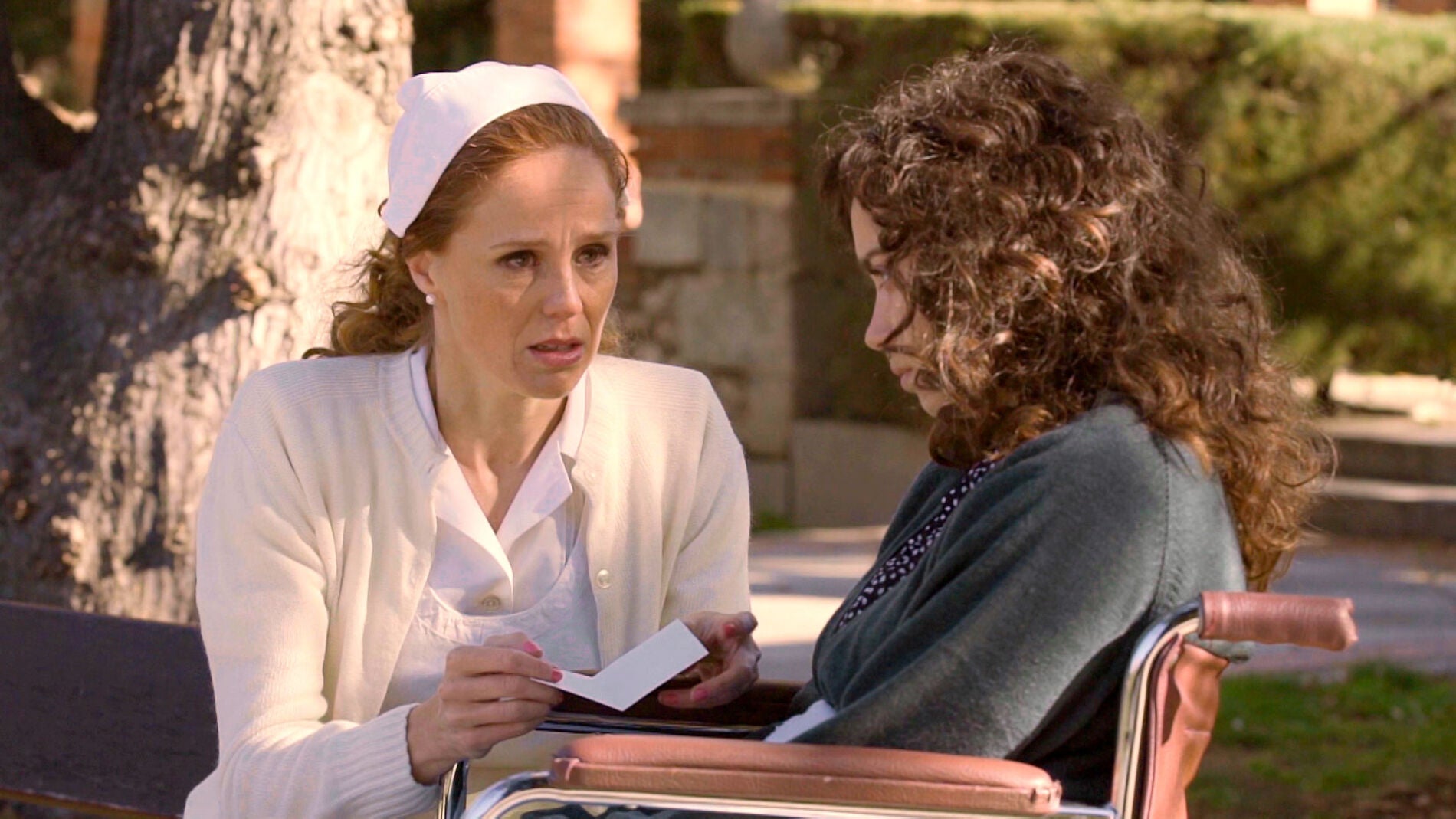 Ana lee a Amelia la emotiva carta de Luisita