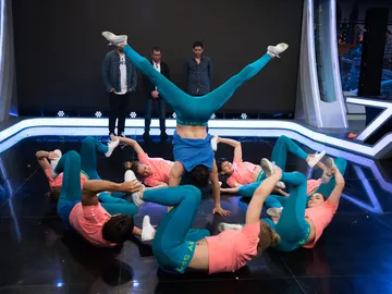 Los acróbatas de 'El Hormiguero 3.0' muestran a Estopa cómo se hace el cursillo ninja Los acróbatas de 'El Hormiguero 3.0' muestran a Estopa cómo se hace el cursillo ninja