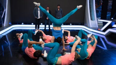 Los acróbatas de 'El Hormiguero 3.0' muestran a Estopa cómo se hace el cursillo ninja