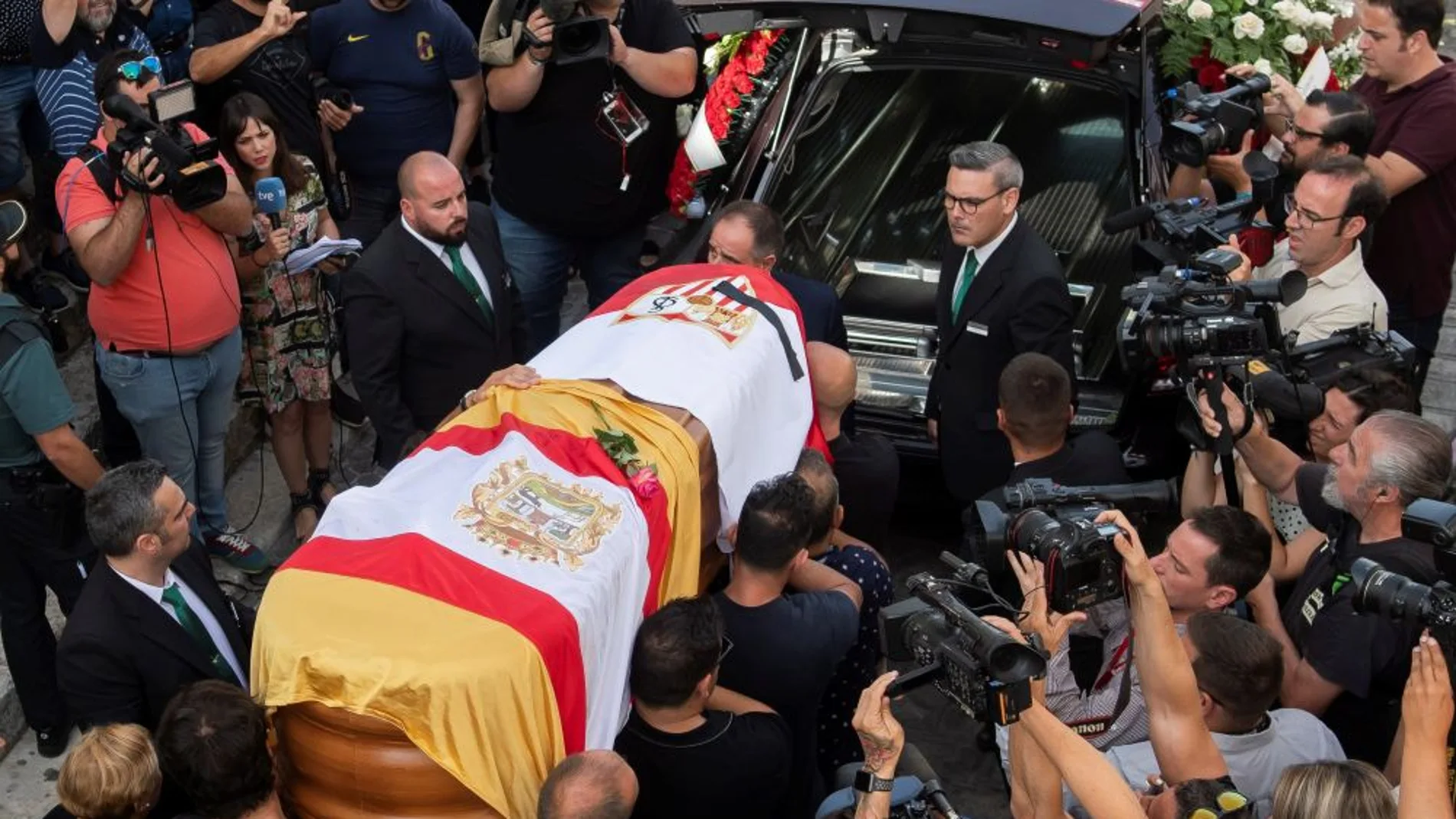 Deportes Antena 3 (03-06-19) Una multitud de personas despide a José Antonio Reyes en un emotivo funeral en Utrera Deportes Antena 3 (03-06-19) Una multitud de personas despide a José Antonio Reyes en un emotivo funeral en Utrera