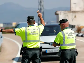 Control de la Guardia Civil de Tráfico Control de la Guardia Civil de Tráfico