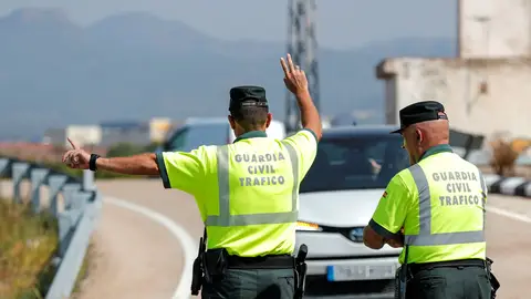 Control de la Guardia Civil de Tráfico Control de la Guardia Civil de Tráfico