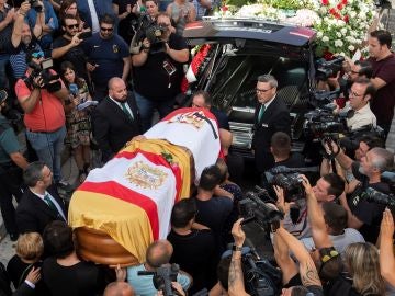 Familiares y amigos portan el féretro con los restos mortales del futbolista José Antonio Reyes