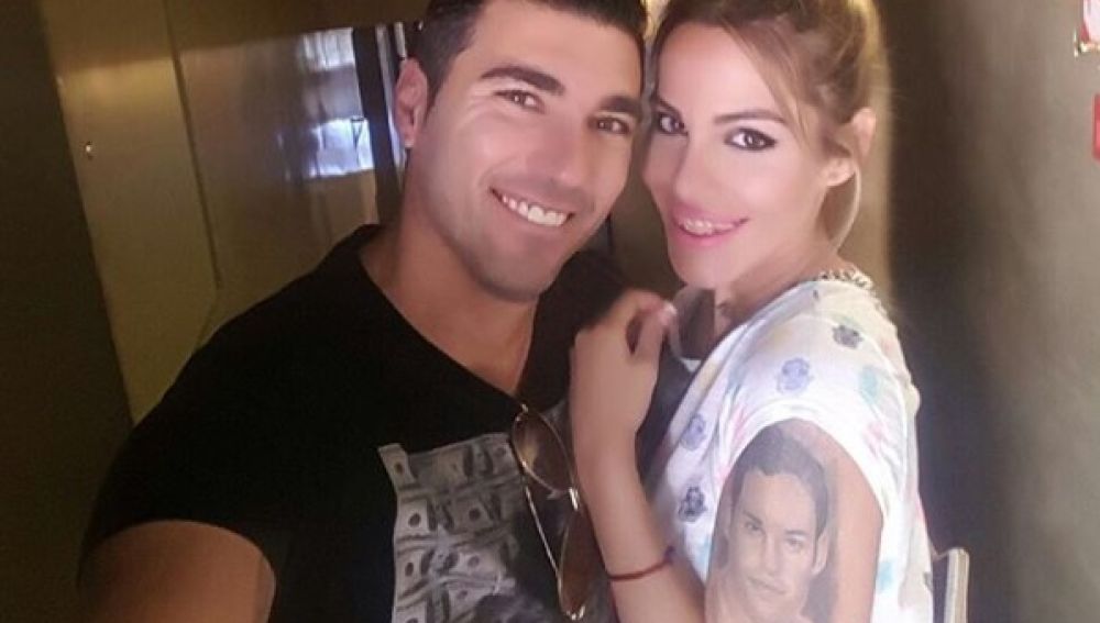 José Antonio Reyes junto a su mujer, Noelia López, que luce la cara de su hermano tatuada en el brazo.