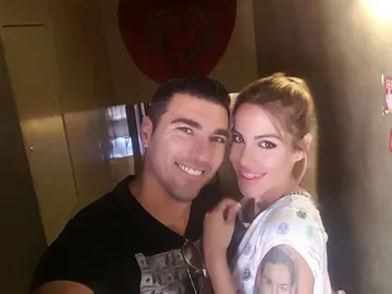 José Antonio Reyes junto a su mujer, Noelia López, que luce la cara de su hermano tatuada en el brazo. José Antonio Reyes junto a su mujer, Noelia López, que luce la cara de su hermano tatuada en el brazo.