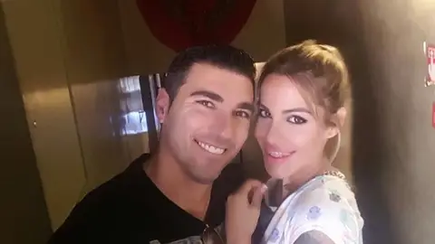 José Antonio Reyes junto a su mujer, Noelia López, que luce la cara de su hermano tatuada en el brazo. José Antonio Reyes junto a su mujer, Noelia López, que luce la cara de su hermano tatuada en el brazo.