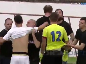 Lo nunca visto: los ultras del Steaua le quitan las camisetas a los jugadores... ¡por no subir a Tercera!