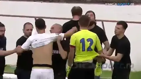 Lo nunca visto: los ultras del Steaua le quitan las camisetas a los jugadores... ¡por no subir a Tercera! Lo nunca visto: los ultras del Steaua le quitan las camisetas a los jugadores... ¡por no subir a Tercera!