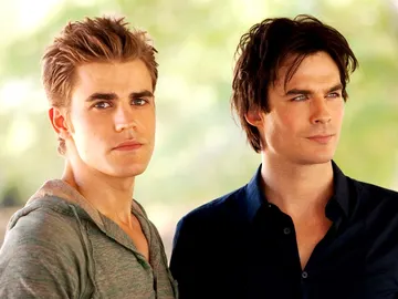 Stefan y Damon Salvatore en 'Crónicas Vampíricas' Stefan y Damon Salvatore en 'Crónicas Vampíricas'