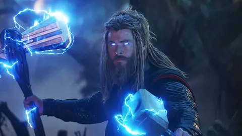 Thor con Mjolnir y Stormbreaker Thor en 'Vengadores: Endgame'