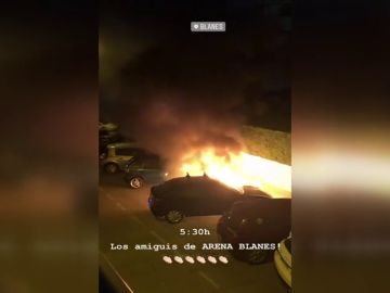 Arden varios coches en una zona de discotecas de Blanes